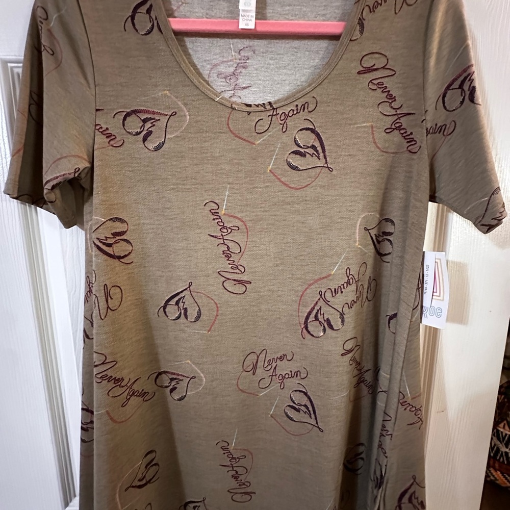 LEAVING SOON GRAB IT NOW! 
LuLaRoe Perfect Tee - XS